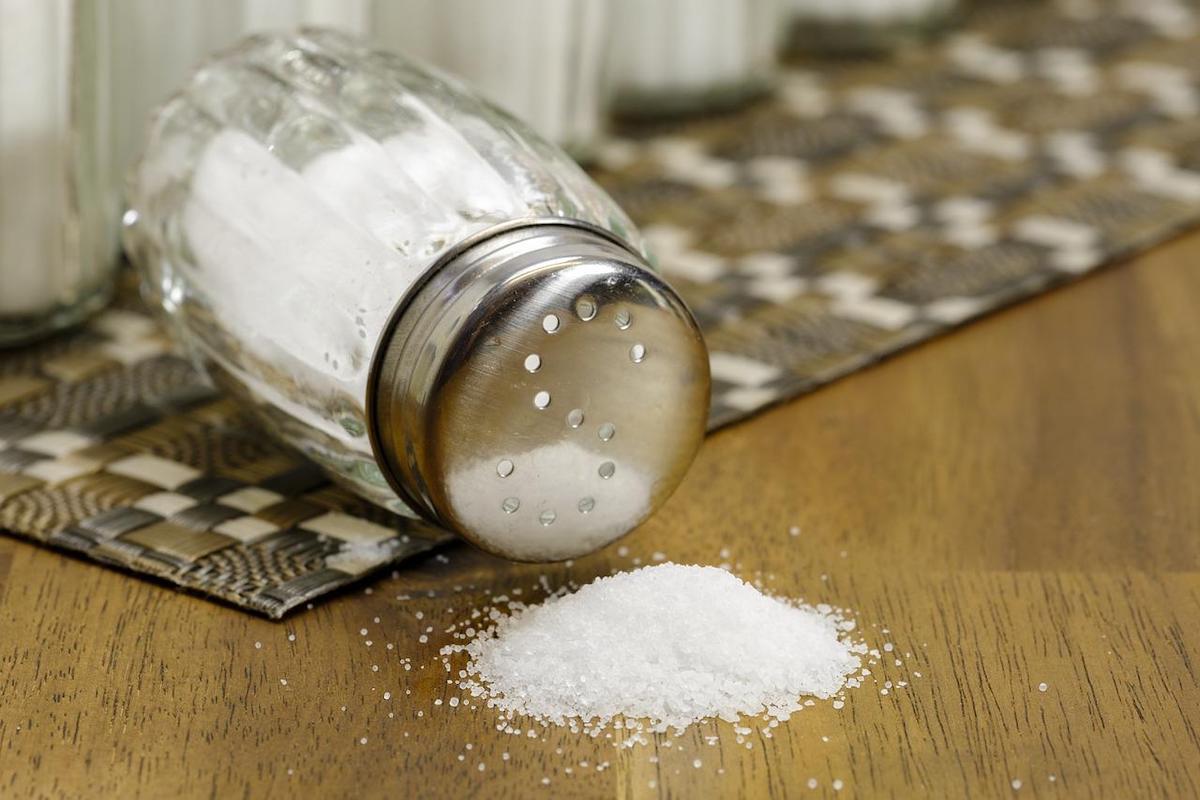 sůl na stole