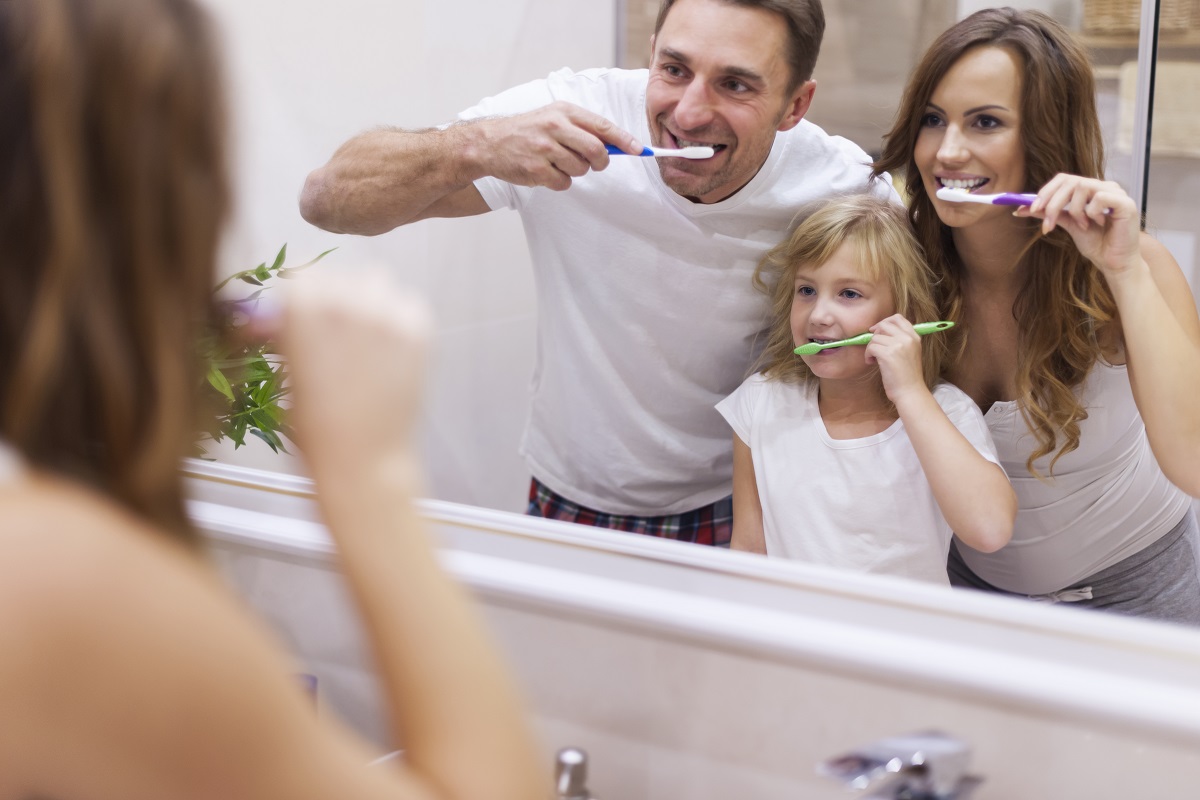 rodina čistí zuby