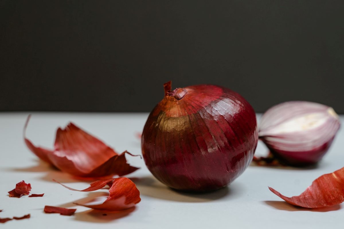 červená cibule celá i rozkrojená a slupky