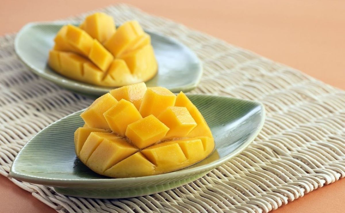 mango servírované na talířcích