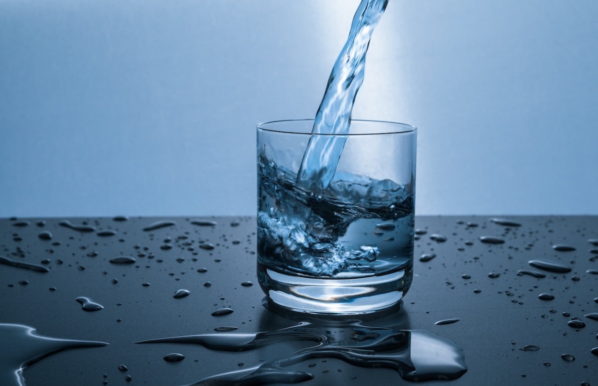 sklenička s vodou, hydratace