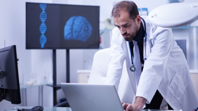 lékař a snímek mozku