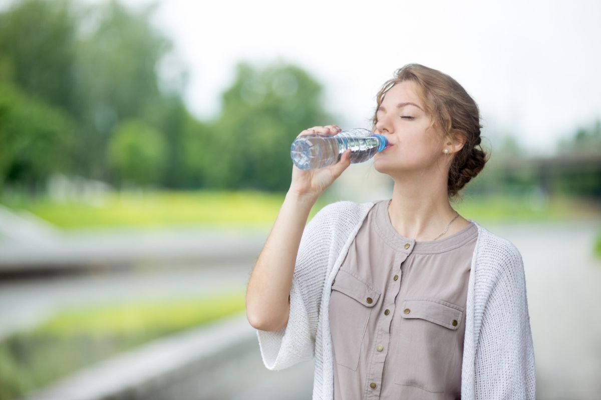 Žena pije vodu z lahve